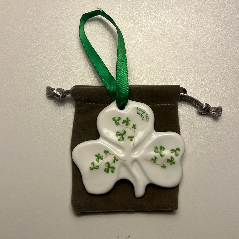 🍀Royal Tara Ireland porcelain clover.